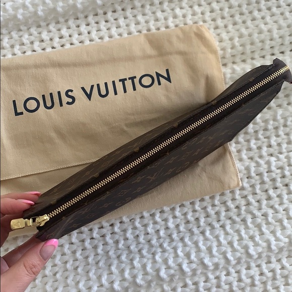 New Louis Vuitton Toiletry 26 - Picture 4 of 6